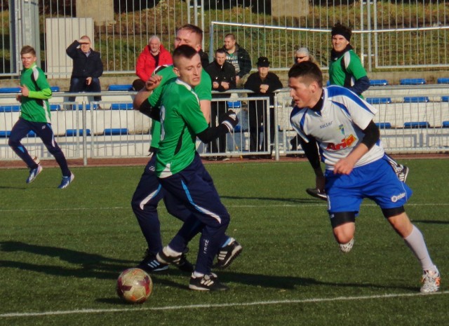 Maciej Maciejewski (biało-niebieski strój) strzelił dwa gole, lecz Darzbór uległ Leśnikowi 2:3.
