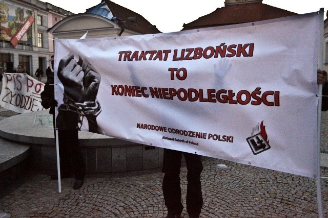 A także "Traktat lizboński to koniec niepodległości". Skandowali też "Cześć i chwała bohaterom", "Bóg, honor i ojczyzna".