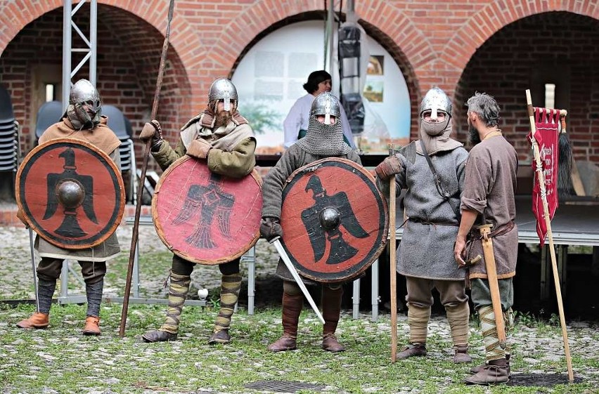 Średniowiecze da się lubić. Jak wyglądał dzień rycerza i rzemieślnika?