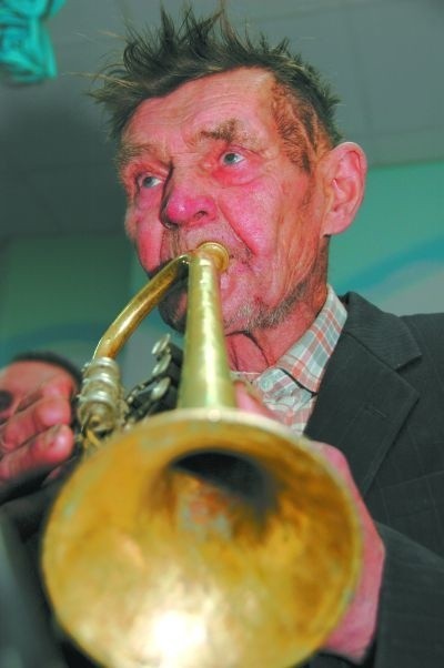 Franek Gołębiecki był najstarszym muzykiem, który przyszedł na spotkanie. Ma 85 lat i nigdy nie rozstaje się ze swoją trąbką