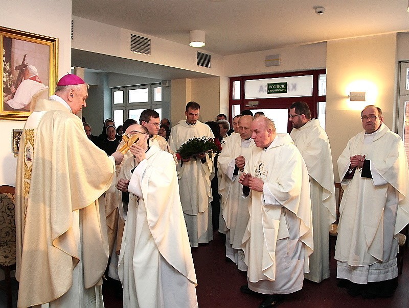 Po mszy św. najpierw cześć relikwii oddali księża.