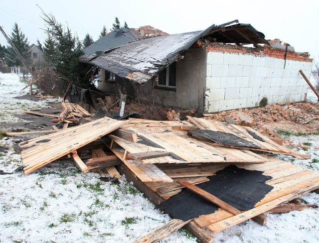 W Branicy, gmina Bukowiec w piątek o godz. 13.20 zerwało dach domu. Na szczęście, nikogo w tym czasie nie było w środku.
