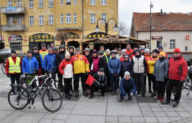 Kruszwicka Grupa Rowerowa zaprosiła turystów do udziału w noworocznej wycieczce rowerowej, ze startem i metą na Rynku w Kruszwicy. Trasa liczyła 24 kilometry. Po drodze cykliści zajrzeli pod Mysią Wieżę i na półwysep Rzępowski. Był też ciepły posiłek w pałacu w Kobylnikach i toast za obfitujący w rowerowe rajdy i wycieczki rok 2020.