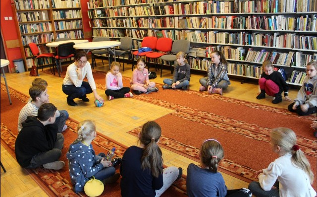 Tak w zeszłym roku wyglądały ferie w Miejsko-Gminnej i Powiatowej Bibliotece Publicznej imienia Mikołaja Reja w Kazimierzy Wielkiej. W tym roku placówka również przedstawiła bogaty program dla dzieci.