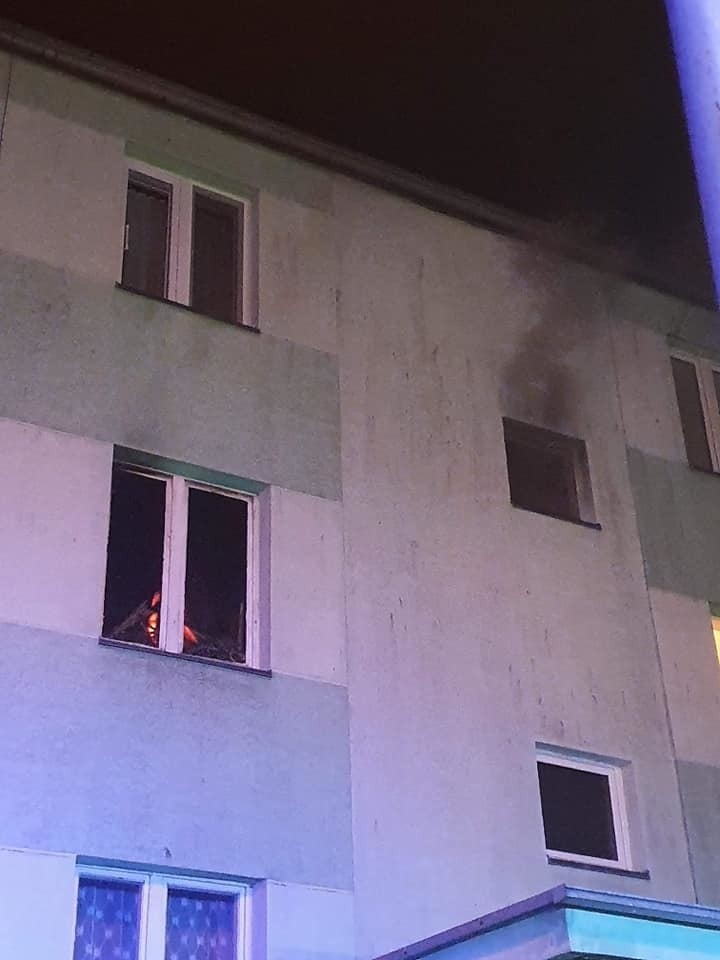 Pożar w bloku przy ul. Mickiewicza w Narwi