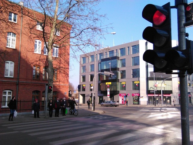 Czerwone światło pali się momentami i dla samochodów jadących  Bukowską i dla pieszych, którzy chcą przejść przez jezdnię