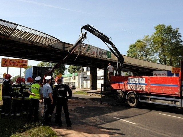Ciężarówka zakleszczyła się pod wiaduktem na ul. Gdańskiej.