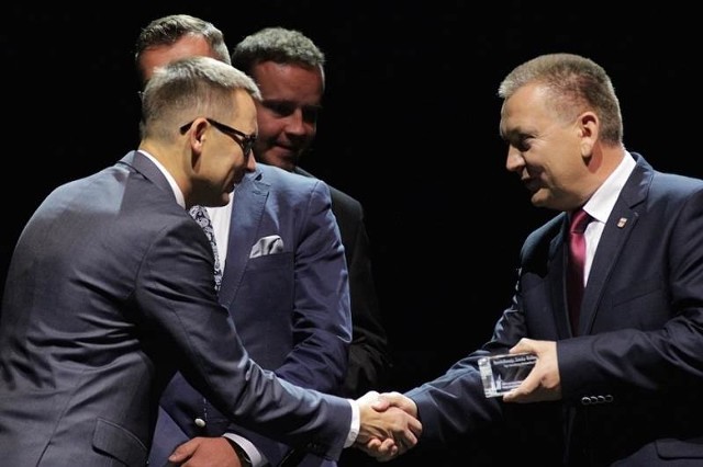 Burmistrz Chęcin Robert Jaworski odbiera wyróżnienie podczas gali finałowej konkursu Top Inwestycje Komunalne Polski Wschodniej 2016.