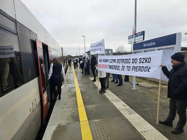 Protest mieszkańców gminy Kępice na stacji w Korzybiu.