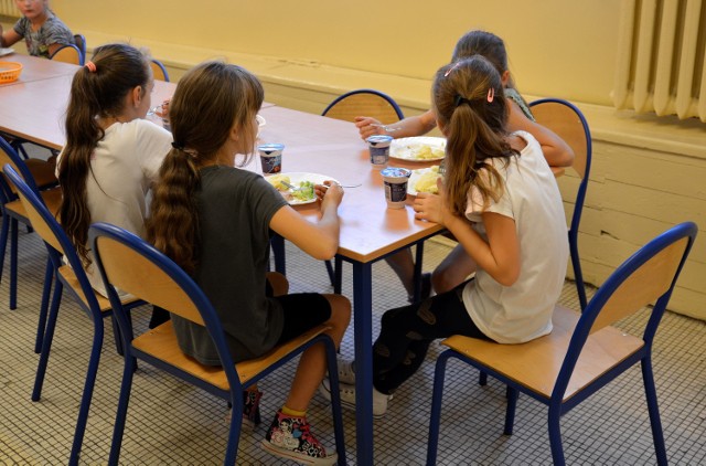 Dzieciaki ze Szkoły Podstawowej nr 7 w Lublinie chwalą swoją stołówkę, a zwłaszcza kopytka, naleśniki z serem, spaghetti i rosół.