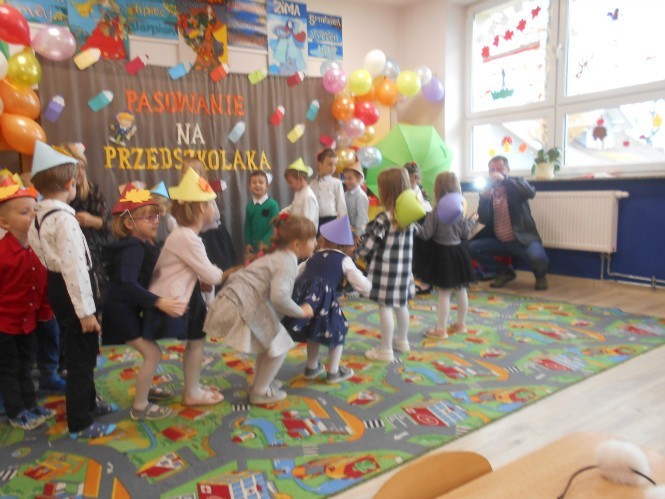 Pasowanie na przedszkolaka w Żelisławicach. Medal dla każdego przedszkolaka i pyszny tort dla wszystkich (ZDJĘCIA)