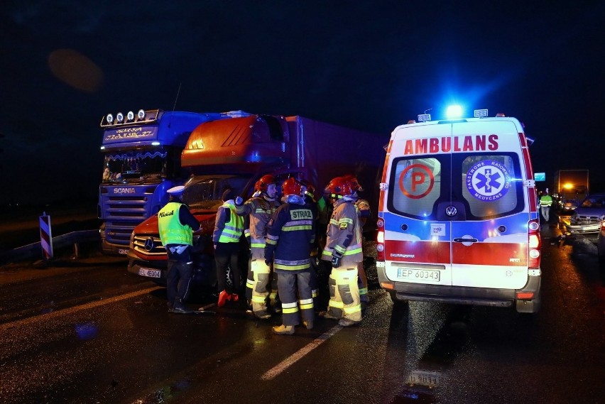 Wypadek w Twardosławicach na skrzyżowaniu z A1. Ciężarówka...