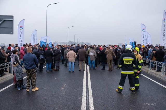 W uroczystości otwarcia mostu na Wiśle wzięło udział ponad 100 osób