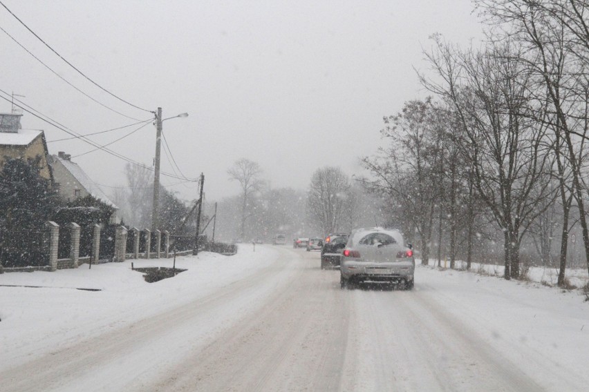 Atak zimy w Polsce. Śnieg utrudni jazdę kierowcom