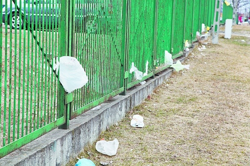 Uciążliwy sąsiad. Wiatr rozwiewa śmieci po całej okolicy [FOTO]