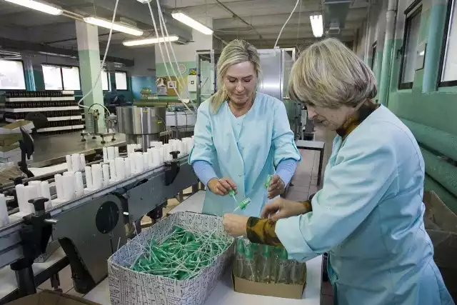 Kosmetyki wyprodukowane  w Słupsku zdobywają rynek Bogumiła Skirzyńska (z lewej) i Maria Smolińska, pracownice Lotonu, podczas pakowania kosmetyków.