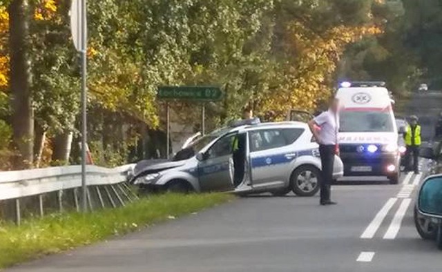 Radiowóz uderzył w barierki koło Łochowic.