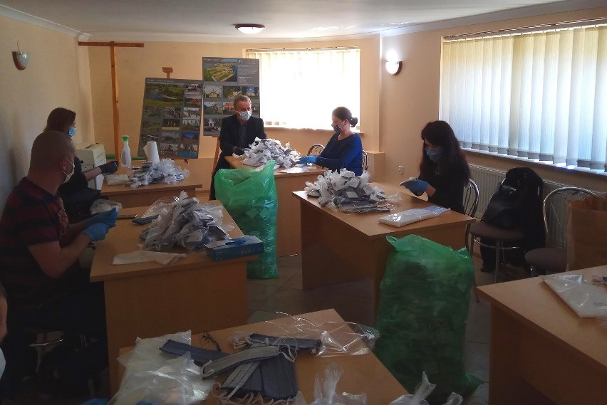 W gminie Pińczów rozpoczęła się akcja rozdawania darmowych maseczek mieszkańcom. Na początek rozdadzą 6 tysięcy sztuk