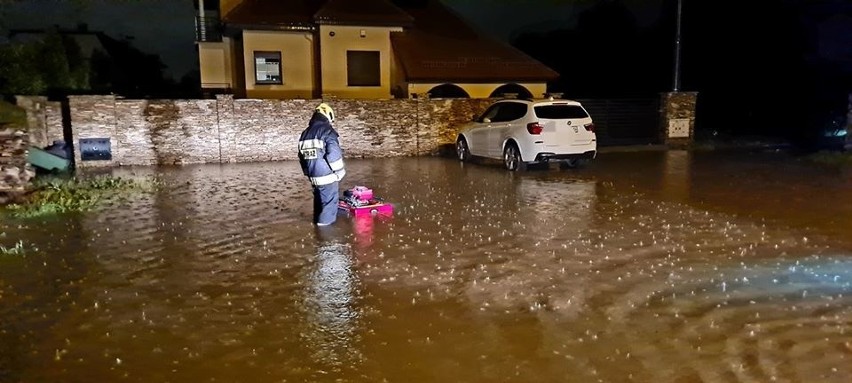 Po ulewach stany ostrzegawcze na rzekach. Prawie sto interwencji straży pożarnej 