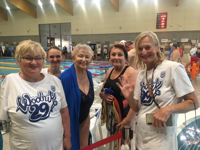 90-letnia Urszula Walkowicz (trzecia od lewej) miała przerwę w pływaniu liczącą... pół wieku. W wieku 75 lat wróciła do pływania, które daje jej nie tylko satysfakcję, ale przynosi też sukcesy. Przesuwaj zdjęcia w prawo - naciśnij strzałkę lub przycisk NASTĘPNE