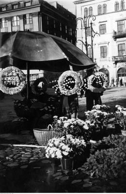 Kwiaciarka na Rynku Głównym. 1942 rok