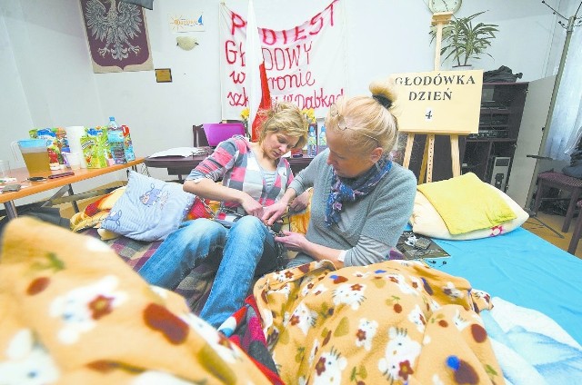 Zdjęcia z kwietniowego protestu głodowego w obronie szkoły w Dąbkach obiegły całą Polskę. Konflikt trwa do dziś.