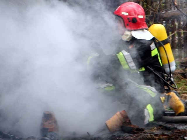 Pożar w miejscowości Rzędziany gasi kilkudziesięciu strażaków.