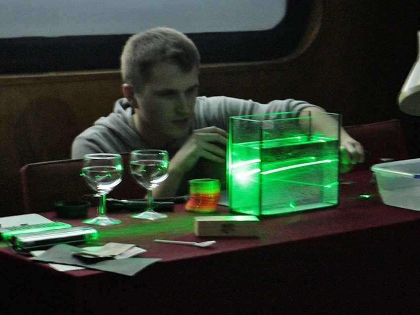 Grzegorz Rycyk pokazywał jak zachowuj się światło w cieczach