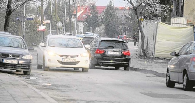 W ciągu dnia ruch na wąskich uliczkach na Zabłociu jest bardzo duży, a sytuację pogarszają gęsto zaparkowane pojazdy.
