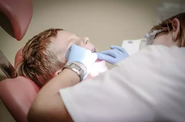 Gdzie w Poznaniu można za darmo wyleczyć zęby i jakie usługi występują w ramach umowy z NFZ? Zobacz, gdzie znajdziesz dentystę na NFZ w swojej okolicy w Poznaniu. Jaki stomatolog pomoże ci bezpłatnie w Poznaniu?