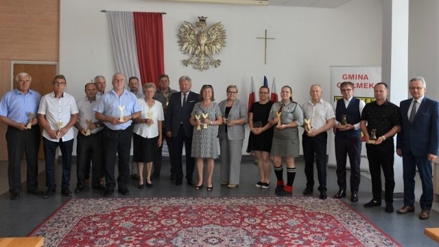 Podczas uroczystego spotkania w Urzędzie Miejskim w Chełmku uhonorowane zostały osoby, organizacje i firmy, które w sposób bezinteresowny niosą pomoc będącym w potrzebie i działają na rzecz lokalnej społeczności