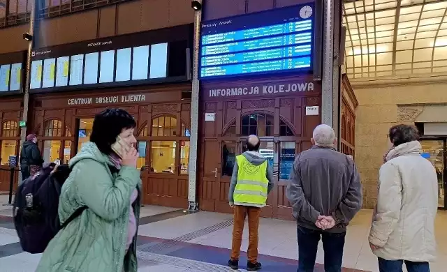 Dziś (8 marca) od rana na pasażerów na Dworcu Głównym we Wrocławiu czekała niemiła niespodzianka. Pociągi mają nawet 100 minutowe opóźnienia.