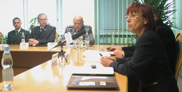 wojewoda lubuski Helena Hatka wysłuchała sprawozdań wszystkich służb, które były zaangażowane w program "bezpieczne wakacje"
