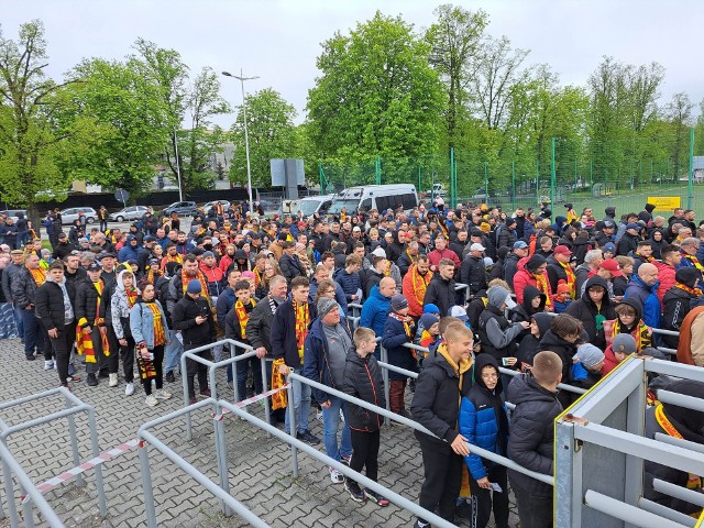 Kibice Korony przed wejściem na stadion