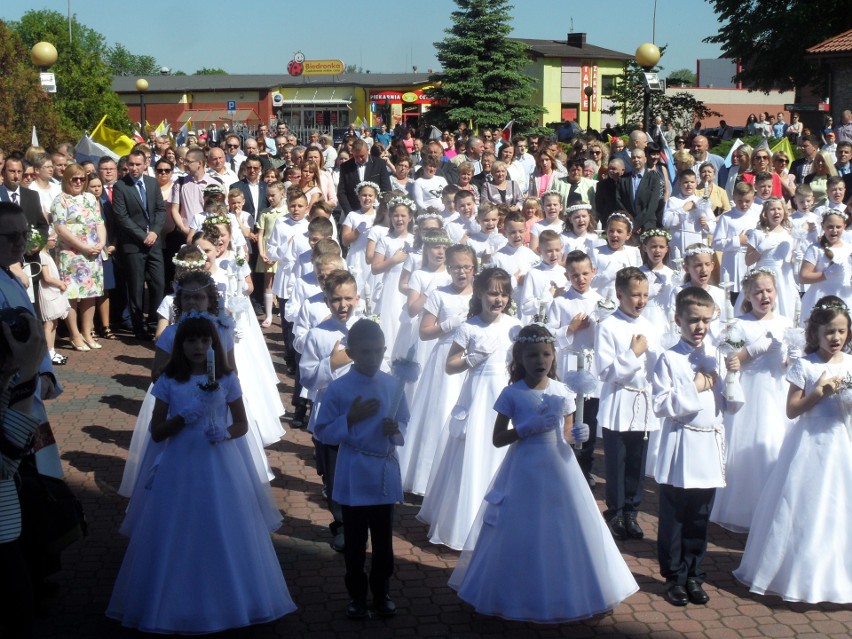 Pierwsza komunia święta w parafii Nawiedzenia NMP w...