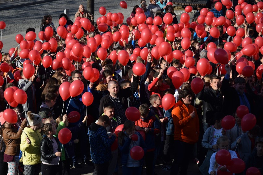 W Gorlicach jest dzisiaj biało-czerwono. Na płycie rynku powstała żywa flaga. Przyszły setki uczniów z biało-czerwonymi balonikami