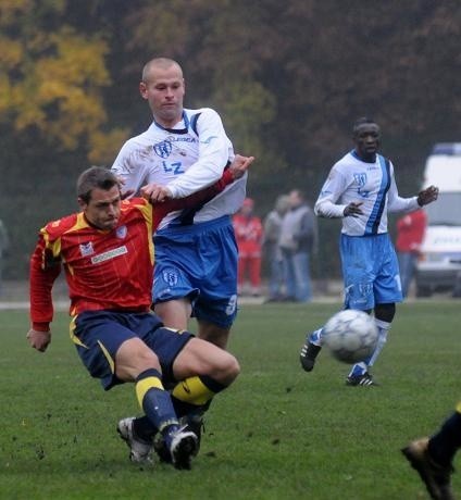 Adam Czerkas (z lewej) walczy o piłkę z Markiem Niewiadą. W tle kameruński pomocnik Floty Ferdinand Chi-Fon. Napastnik GKP zagrał całą drugą połowę, ale nie oddał ani jednego strzału na bramkę rywali.