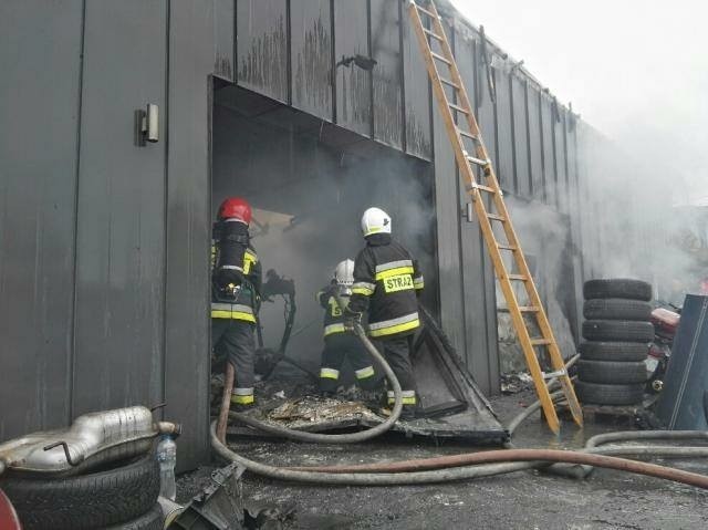 Pożar w hali stacji demontażu pojazdów w Brzozie