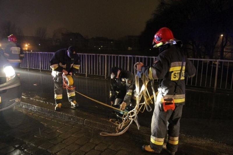 Wrocław: Mężczyzna skoczył do rzeki przy mostach Pomorskich. Uratowali go strażacy (ZDJĘCIA)