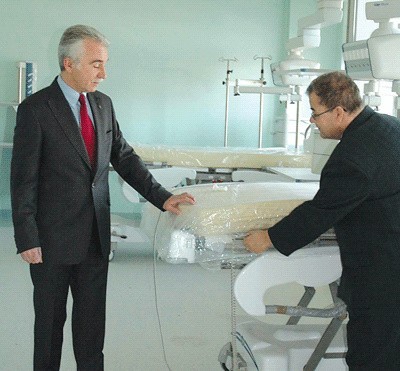 Wojciech Miazga i Włodzimierz Kucharski z dumą pokazują wyposażenie nowego szpitala