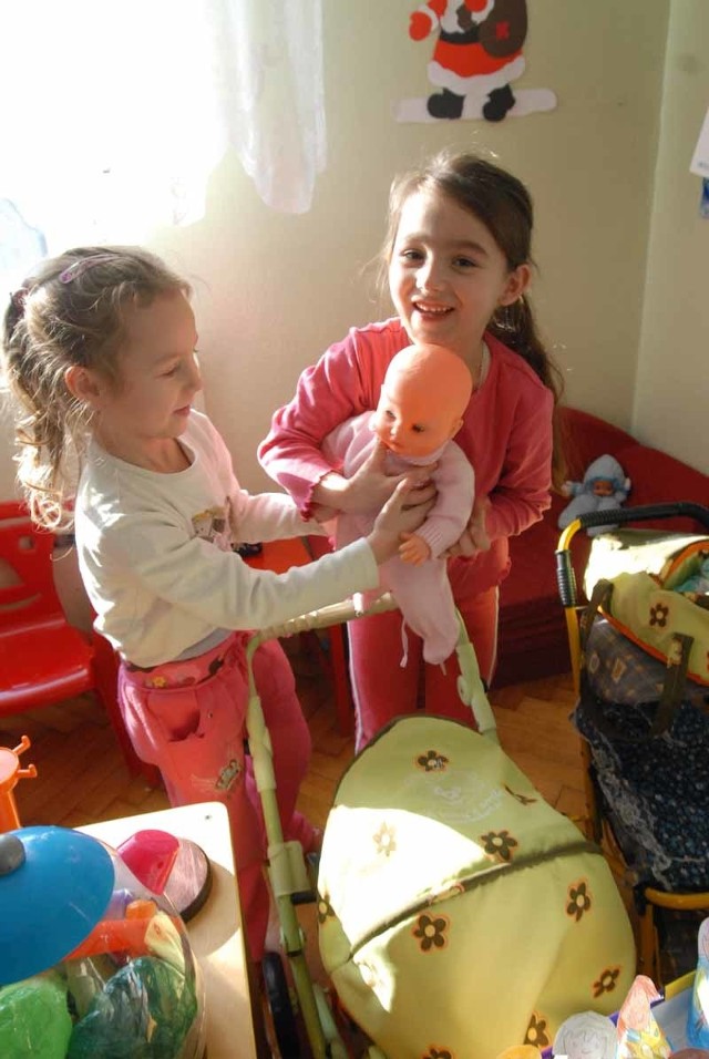 Wiktoria i Emilka z Przedszkola nr 8 w Nowej Soli lubią bawić się lalkami. One nie martwią się podwyżką, która spędza sen z powiek wielu rodzicom.