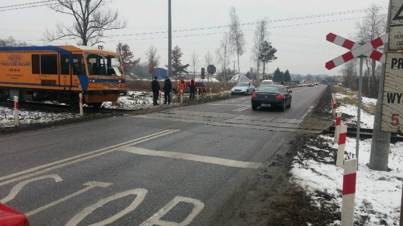 Zderzenie w Połańcu na przejeździe kolejowym. Ciężarówka zderzyła się z lokomotywą