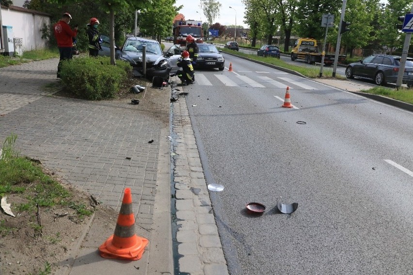 wypadek na ulicy Wyścigowej we Wrocławiu, straż pożarna.