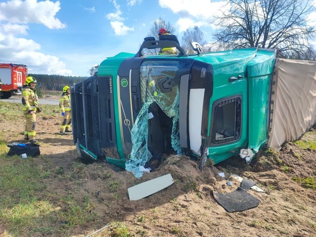 Do groźnego wypadku doszło we wtorek, 5 kwietnia, na drodze krajowej 92 pod Grońskiem. Ciężarówka zderzyła się z samochodem osobowym. Dwie osoby z obrażeniami trafiły do szpitala. Trasa była zablokowana kilka godzin.Czytaj dalej i zobacz zdjęcia --->