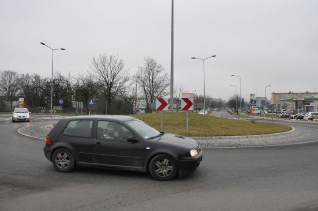 Oficjalnie: Rondo Kalwaryjskie w Praszce. Nieoficjalnie: Rondo Belki, jak nazywają je mieszkańcy miasta.