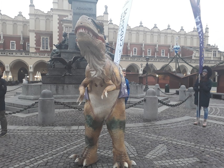 Niezwykły widok: Dinozaur maszerował po Rynku Głównym w Krakowie
