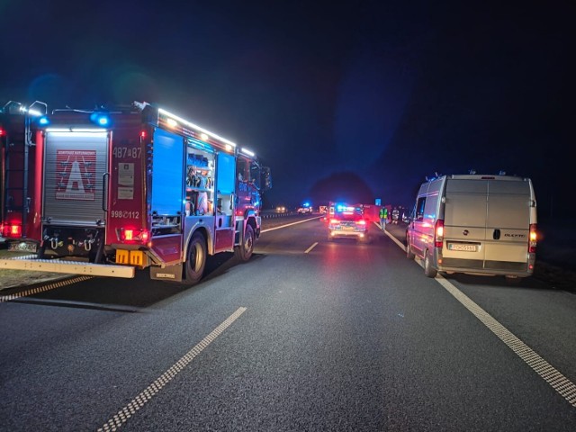 Na miejscu policja prowadzi czynności związane z potrąceniem dwóch pieszych.