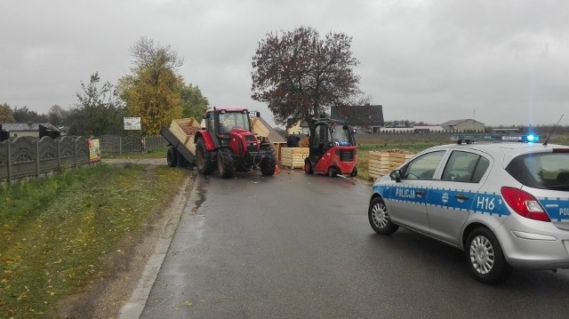 Przyczepa i rozsypane ziemniaki zablokowały przejazd drogą w Przybyszewie. Policjanci kierowali ruchem.
