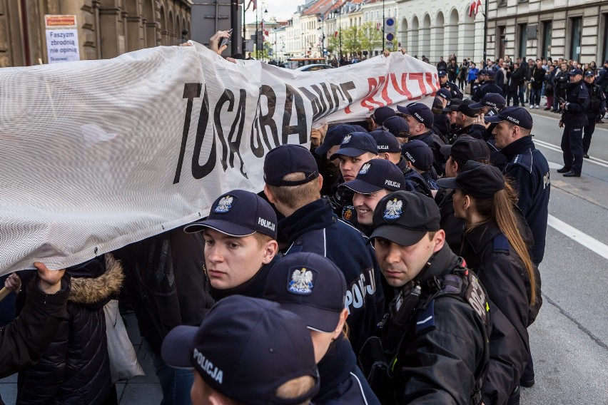Marsz ONR w Warszawie [ZDJĘCIA] Narodowcy świętowali, Obywatele RP chcieli zablokować pochód