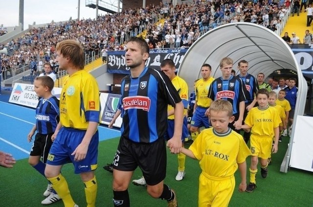 Już w niedzielę o godz. 14 największe piłkarskie derby w regionie. Elana Toruń w 8. kolejce III ligi podejmie Zawiszę Bydgoszcz. Zanim piłkarze przystąpią do gry wspominamy poprzednie spotkania. Na archiwalnych zdjęciach pokazujemy emocje, kibiców oraz piłkarzy.